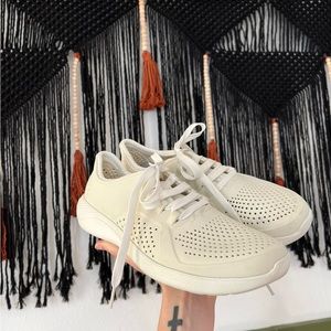 Crocs tennis shoes size 8